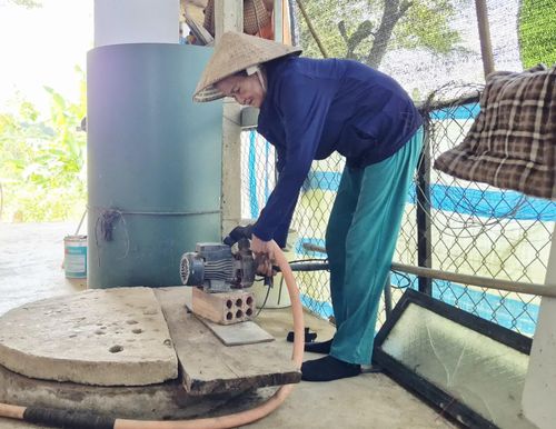 Nhiều hộ dân ở xã Ái Tử hiện vẫn phải sử dụng nước từ giếng khoan do chưa được tiếp cận hệ thống cấp nước sạch tập trung - Ảnh: K.S