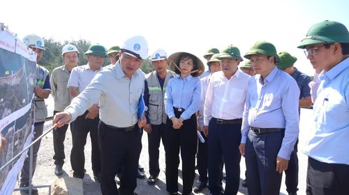 Đồng chí Lê Hồng Vinh, Chủ tịch UBND tỉnh kiểm tra tiến độ thực hiện dự án dự án thành phần 1-Đường ven biển tại xã Cam Hồng - Ảnh: T.Đ
