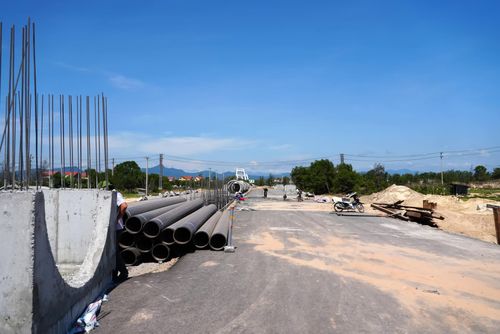 Dự án Thành phần 2-cầu Nhật Lệ 3 và đường 2 đầu cầu đang được tập trung thi công - Ảnh: T.Đ