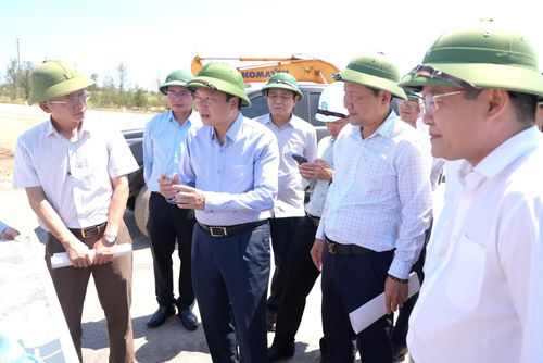 Đồng chí Lê Hồng Vinh, Chủ tịch UBND tỉnh yêu cầu chủ đầu tư phối hợp với chính quyền địa phương tiếp tục tuyên truyền, vận động tạo sự đồng thuận trong Nhân dân để bàn giao 100% mặt bằng cho dự án - Ảnh: T.Đ