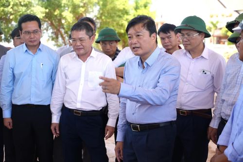 Đồng chí Lê Hồng Vinh, Chủ tịch UBND tỉnh yêu cầu chủ đầu tư và các nhà thầu tiếp tục tranh thủ thời tiết thuận lợi, đẩy nhanh tiến độ thi công dự án - Ảnh: T.Đ