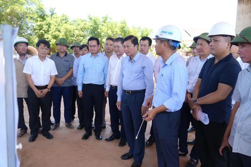 Đồng chí Lê Hồng Vinh, Chủ tịch UBND tỉnh kiểm tra tiến độ thực hiện dự án Đường và cầu vượt đường sắt trung tâm Đồng Hới - Ảnh: T.Đ