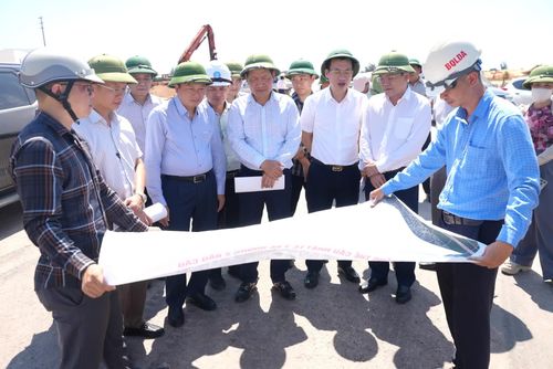 Đồng chí Lê Hồng Vinh, Chủ tịch UBND tỉnh kiểm tra tiến độ thực hiện dự án Thành phần 2-cầu Nhật Lệ 3 và đường 2 đầu cầu tại phường Đồng Hới - Ảnh: T.Đ