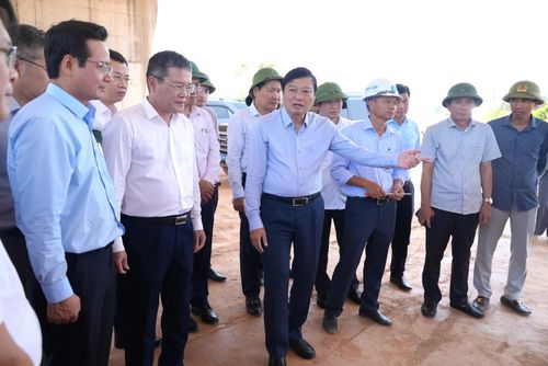 Đồng chí Lê Hồng Vinh, Chủ tịch UBND tỉnh yêu cầu chủ đầu tư và các địa phương tập trung cao độ cho công tác giải phóng mặt bằng của dự án - Ảnh: T.Đ