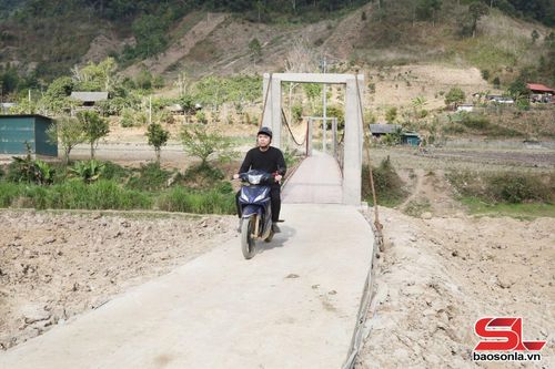 Tuyến đường từ trung tâm xã Mường Lạn đến bản Cống được bê tông hóa.