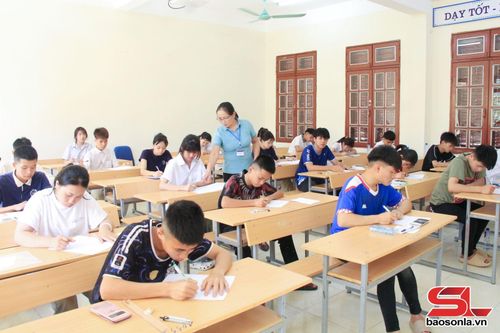 Hướng dẫn thí sinh điền thông tin vào giấy thi tại điểm thi Trường THCS &amp; THPT Nguyễn Du.