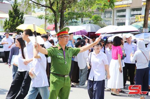 Lực lượng công an phường Chiềng Sinh điều tiết giao thông tại điểm thi Trường THPT Chuyên Sơn La.