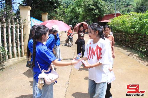 Đoàn viên thanh niên phát nước uống cho thí sinh tại điểm thi Trường THCS và THPT Nguyễn Du.