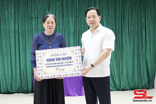 Đồng chí Bí thư Tỉnh ủy tặng quà Chi bộ bản Mé Ban.