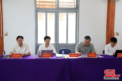 Các đại biểu dự cuộc sinh hoạt.