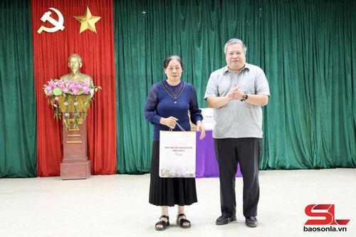 Đồng chí Bí thư Đảng ủy phường Chiềng Cơi tặng quà cho Chi bộ bản Mé Ban.