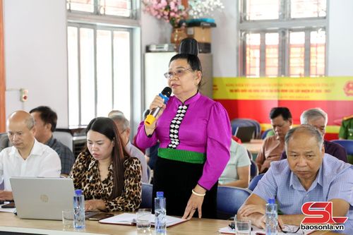 Đảng viên Chi bộ bản Mé Ban tham gia ý kiến tại cuộc sinh hoạt.