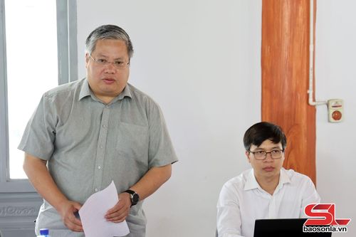 Đại diện Đảng ủy phường Chiềng Cơi giải đáp kiến nghị của đảng viên tại cuộc sinh hoạt.