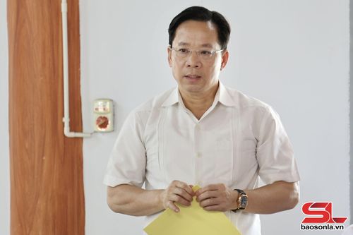 Đồng chí Bí thư Tỉnh ủy phát biểu tại cuộc sinh hoạt.