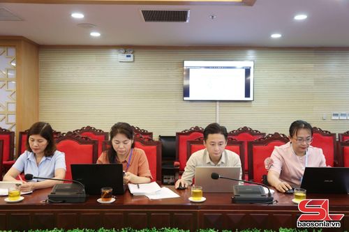 Các đại biểu tham dự cuộc họp