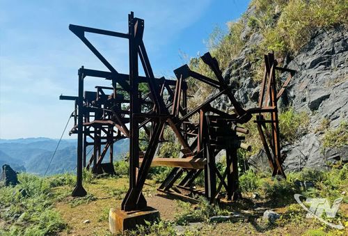 Phế tích còn sót lại của hệ thống cáp tời quặng trên đỉnh Phja Khao.