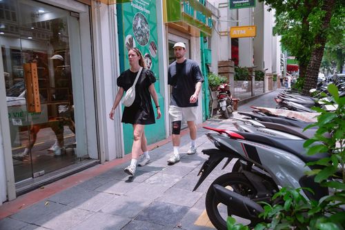 Không gian vỉa hè, quán cà phê và hoạt động đường phố là một trong những nét đặc trưng khiến nhiều du khách quốc tế yêu thích trải nghiệm tại Hà Nội.