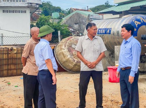 Lãnh đạo phường Quy Nhơn kiểm tra quy trình vận chuyển, tiếp nước và bàn giao hệ thống cấp nước cho khu phố.