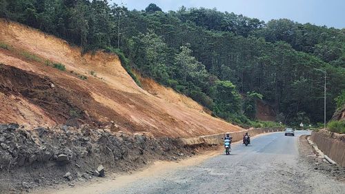 Điểm sạt lở, nền đường trồi lên trên QL24 mới chỉ ở bước khắc phục tạm thời gây khó khăn cho phương tiện lưu thông trên tuyến.