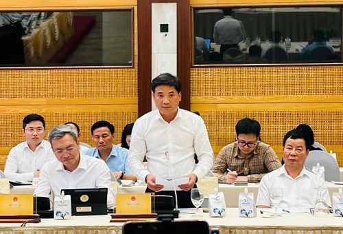 Chánh văn phòng Bộ Xây dựng Lâm Văn Hoàng trả lời báo chí tại Họp báo.