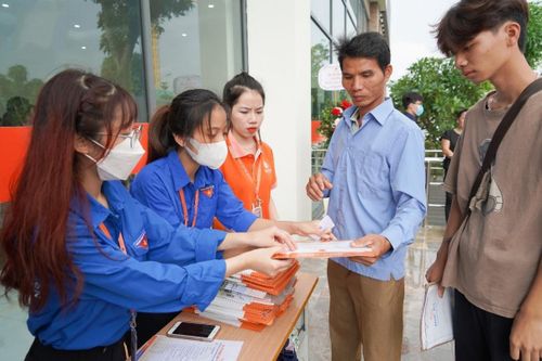 Phụ huynh cùng tân sinh viên làm thủ tục nhập học. Ảnh: TL