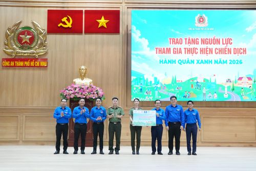 Các đơn vị trao tặng nguồn lực tham gia thực hiện chiến dịch Hành quân xanh năm 2026. Ảnh: Thạc Hiếu