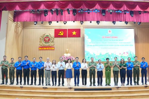 Các đại biểu chụp hình lưu niệm tại chương trình. Ảnh: Thạc Hiếu