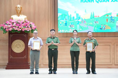Ban thanh niên Công an TP. Hồ Chí Minh trao thư cảm ơn cho các đơn vị đồng hành cùng chiến dịch Hành quân xanh năm 2026. Ảnh: Thạc Hiếu