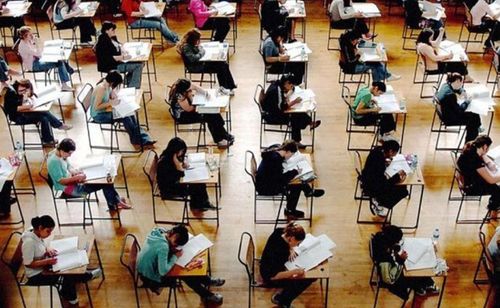 Mỗi mùa tuyển sinh, hàng triệu học sinh trên thế giới bước vào những kỳ thi được xem là cánh cửa dẫn tới tương lai. Ảnh minh họa: Telegraph
