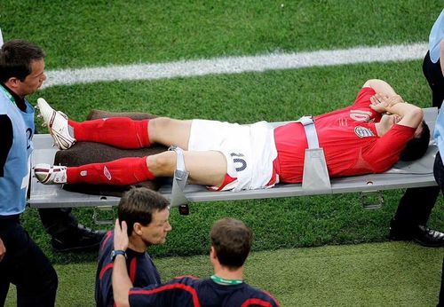 Michael Owen dính chấn thương đứt dây chằng đầu gối ở World Cup 2006 và sự nghiệp của anh đi xuống từ đó