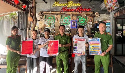 Công an phường Hội An tuyên truyền, vận động các hộ kinh doanh dịch vụ trên địa bàn “nói không với tội phạm và tệ nạn ma túy”.