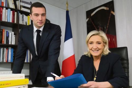 Ông Jordan Bardella từng là học trò của bà Marine Le Pen, lãnh đạo phe cực hữu tại Pháp. Ảnh: JDD