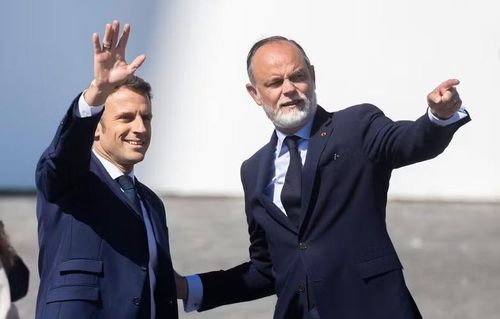 Cựu Thủ tướng Édouard Philippe (bên phải) có vị thế tốt nhưng đang vướng vào một cuộc điều tra. Ảnh: MaxPP