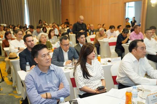 Đông đảo nhà quản lý, người hoạt động trong lĩnh vực điện ảnh trong nước và nước ngoài dự buổi họp báo.