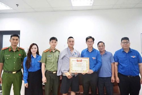 Lãnh đạo Thành đoàn Hải Phòng thăm, động viên và trao Bằng khen tặng Đại úy Nguyễn Đức Thịnh tại bệnh viện.