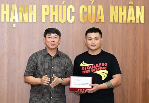 Lãnh đạo phường Gia Viên tặng quà, biểu dương hành động dũng cảm của công dân Phạm Thế Huy Hoàng (phải).