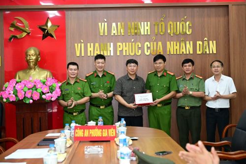 Lãnh đạo phường Gia Viên biểu dương CBCS Tổ phòng chống tội phạm Công an phường.