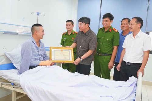 Lãnh đạo phường Gia Viên đến thăm, động viên, biểu dương và trao Bằng khen của UBND TP Hải Phòng tặng Đại úy Nguyễn Đức Thịnh.