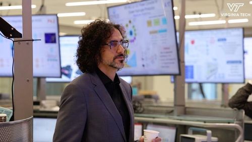Steven Bathiche - Phó Chủ tịch kiêm Kỹ thuật cấp cao của Microsoft.