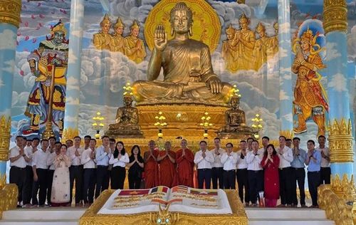 Đoàn công tác Tập đoàn Công nghiệp - Viễn thông Quân đội (Viettel) và Công ty Viễn thông Mytel Myanmar chụp ảnh lưu niệm cùng Đại đức Thích Thiện Ngọc tại chùa Đại Phước Việt Nam, Myanmar, ngày 01/06/2026.