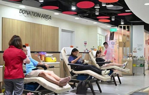 Người dân tham gia hiến máu tại Trung tâm Hiến máu Bloodbank@Dhoby Ghaut ngày 25/05/2026. (Ảnh: CNA/Alyssa Tan)