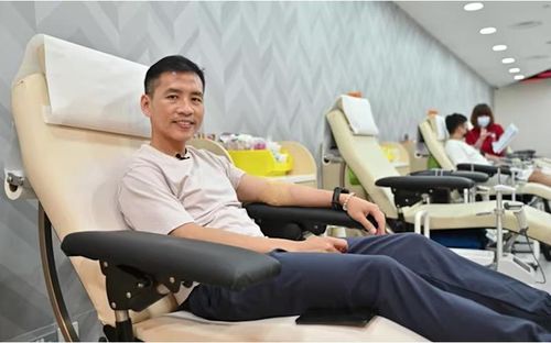 Ông Jereme Wong sau khi hiến máu tại Trung tâm Hiến máu Bloodbank@Dhoby Ghaut ngày 25/05/2026. (Ảnh: CNA/Alyssa Tan)