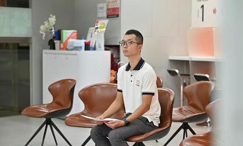 Anh Macs Chen tại Trung tâm Hiến máu Bloodbank@Dhoby Ghaut ngày 25/05/2026. (Ảnh: CNA/Alyssa Tan)