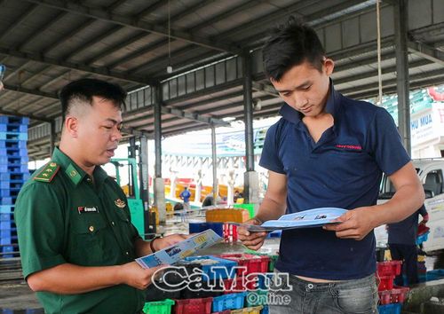Bộ đội Biên phòng tỉnh Cà Mau phối hợp tuyên truyền về phòng, chống khai thác IUU đến các ngư dân tại cửa biển Sông Ðốc.