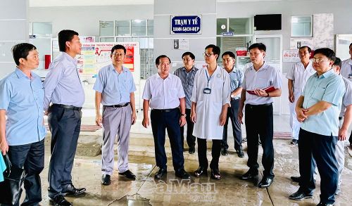 Phó Chủ tịch UBND tỉnh Nguyễn Minh Luân lưu ý lãnh đạo UBND xã Vĩnh Phước cần khảo sát điểm đặt trạm y tế mới thuận tiên cho việc đi lại khám, chữa bệnh của người dân.