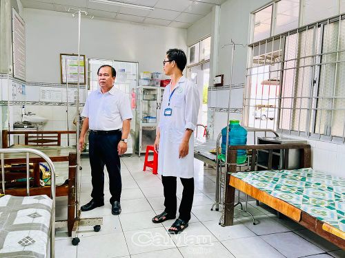 Phó Chủ tịch UBND tỉnh Nguyễn Minh Luân kiểm tra phòng lưu bệnh của Trạm Y tế xã Vĩnh Phước.