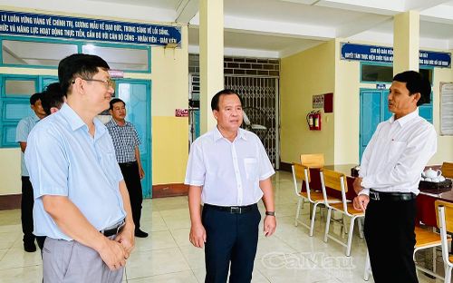 Phó Chủ tịch UBND tỉnh Nguyễn Minh Luân nghe báo cáo công tác chuẩn bị cho Kỳ thi tốt nghiệp THPT 2026 tại Trường THPT Trần Văn Bảy (xã Vĩnh Phước).