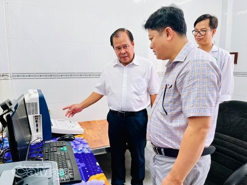 Phó Chủ tịch UBND tỉnh Nguyễn Minh Luân kiểm tra trang thiết bị y tế tại Trạm Y tế xã Vĩnh Phước.