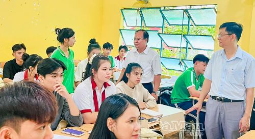 Phó Chủ tịch UBND tỉnh Nguyễn Minh Luân thăm hỏi tình hình ôn tập, động viên học sinh lớp 12 (Trường THPT Trần Văn Bảy) nỗ lực đạt kết quả tốt trong Kỳ thi tốt nghiệp THPT sắp tới.