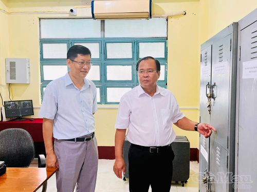 Phó Chủ tịch UBND tỉnh Nguyễn Minh Luân kiểm tra tủ lưu trữ đề thi tại Trường THPT Trần Văn Bảy (xã Vĩnh Phước).